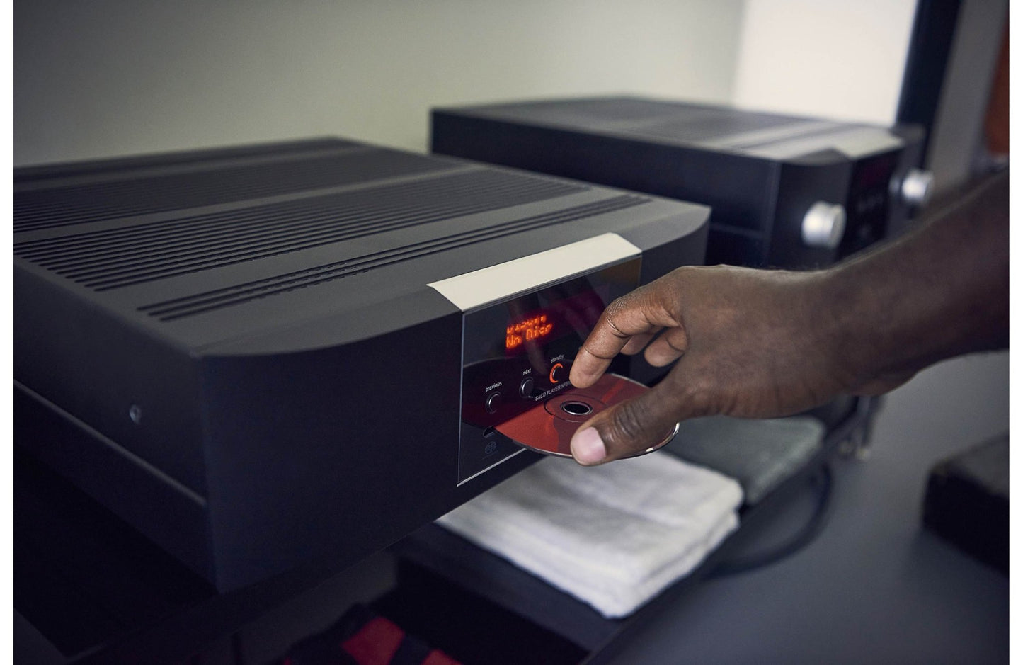 Mark Levinson No.5101 CD/SACD Player with Wi - Fi & Built - In DAC - electronicsexpo.com - CD Players